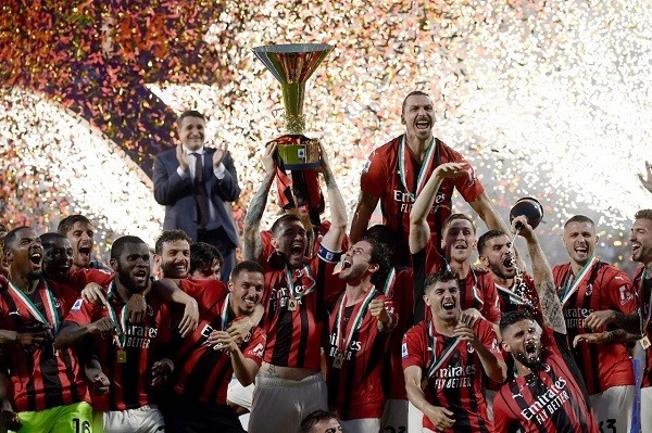 AC Milan xưng vương Serie A mùa giải 2021/22
