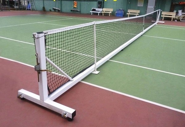 Lưới sân tennis phân định 2 bên đội chơi