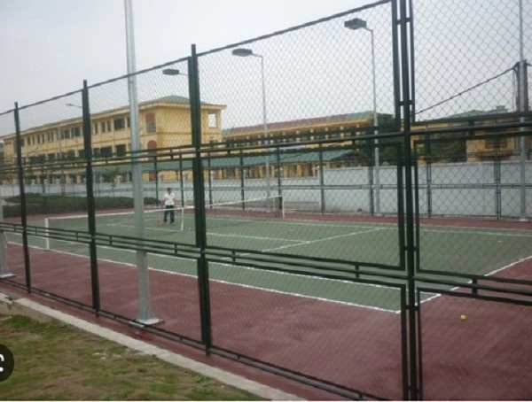Hàng rào sân tennis giúp bảo vệ sự riêng tư và ngăn bóng bay ra ngoài