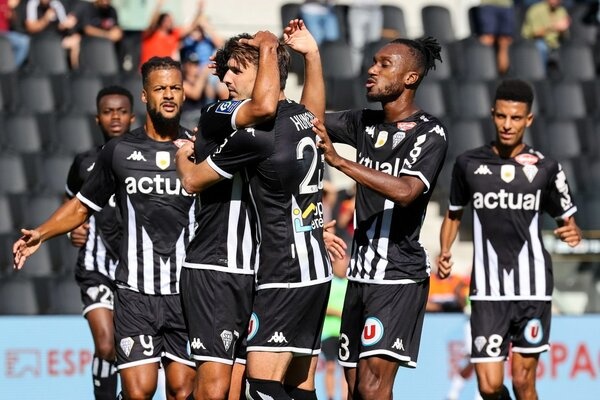 Angers SCO - CLB lần đầu thăng hạng Ligue 1 vào năm 2015