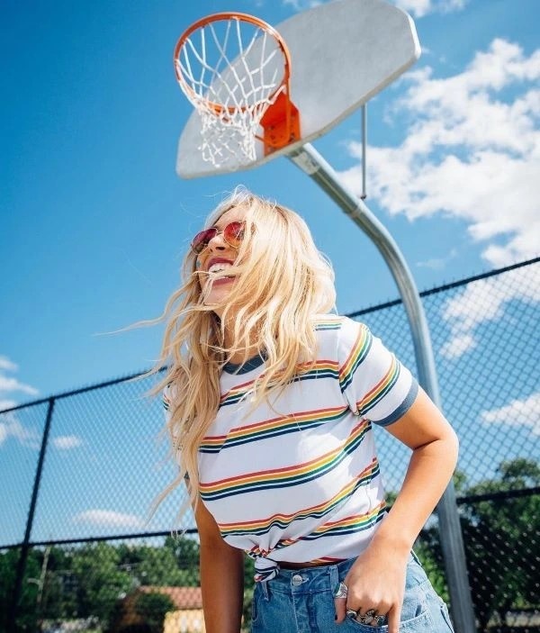 Hình ảnh cô gái tóc vàng và bóng rổ
