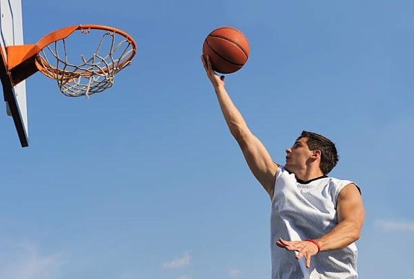 Rổ bóng rổ là thành tố không thể thiếu trong một trận đấu bóng rổ