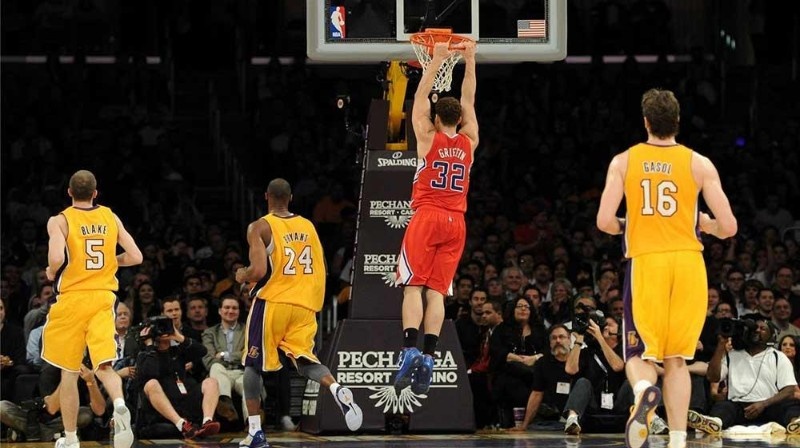 Hình ảnh cầu thủ làm động tác vịn rổ được gắn với cột bóng rổ
