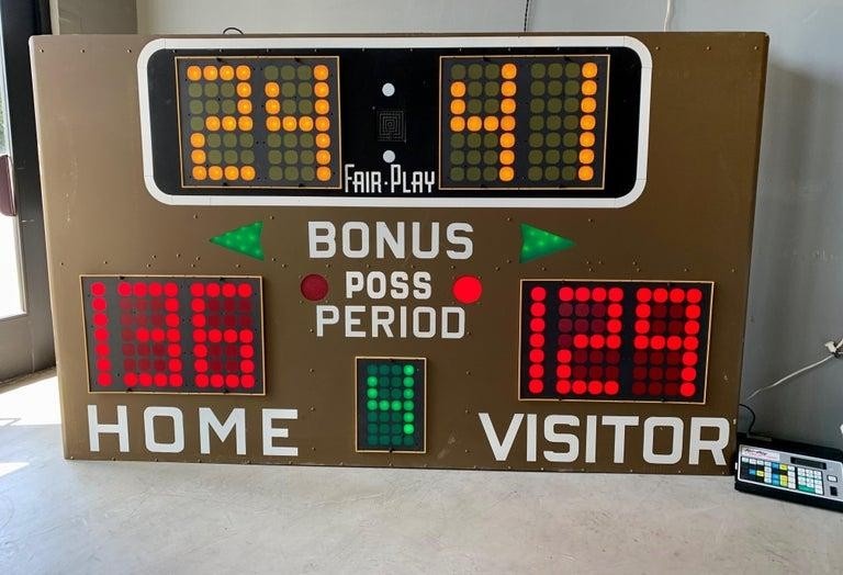 Loại scoreboard kiểu cũ dùng trong các trận bóng rổ