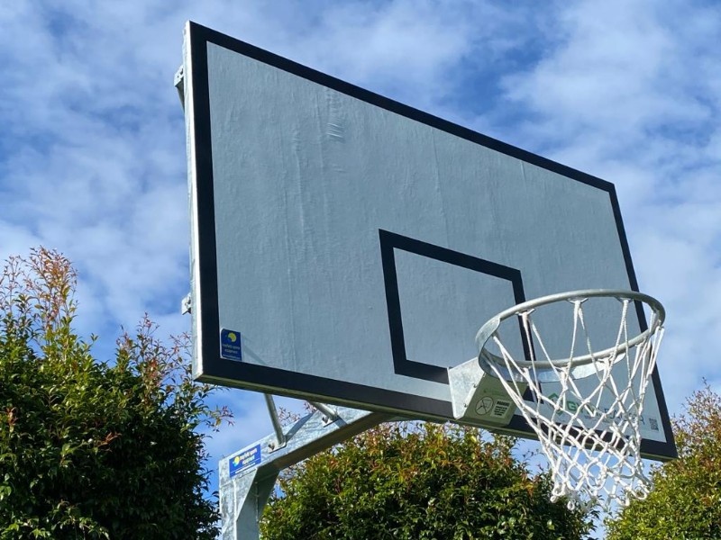 Cần bảo trì bảng bóng rổ thường xuyên để đảm bảo sự công bằng và an toàn trong cuộc chơi