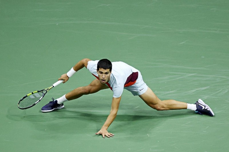 Carlos Alcaraz là tay vợt trẻ với khả năng giao bóng nguy hiểm