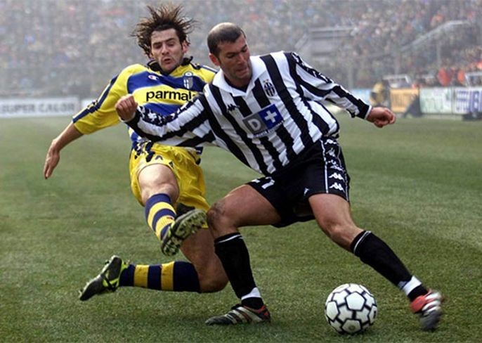 Zinedine Zidane là cựu cầu thủ và huấn luyện viên tài ba
