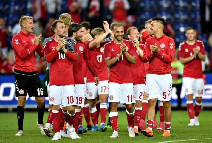Đội tuyển Hungary trong màu áo đỏ truyền thống