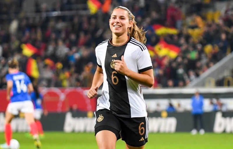 Lena Oberdorf là hậu vệ trẻ đầy tài năng và nhiệt huyết với bóng đá